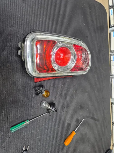 BMW 미니쿠퍼 R55 클럽맨 고질병 브레이크등 경고등 수리와 함께 헤드라이트 커넥터 단선을 모두 살려 드렸습니다.~~~^^ / 서울 도봉구