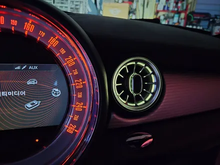BMW 미니쿠퍼 R58 쿠페 브레이크등 오일교환과 함께 순정연동 풋등 송풍구 엠비언트 라이트 튜닝과 순정리모컨 수신거리연장등 차량을 갬성마력으로 무장시켜 드렸습니다.~~~^^ / 서울 도봉구