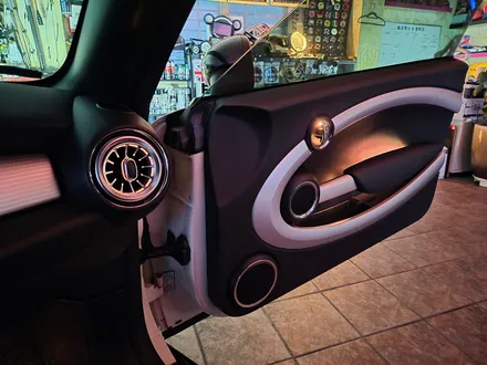 BMW 미니쿠퍼 R58 쿠페 브레이크등 오일교환과 함께 순정연동 풋등 송풍구 엠비언트 라이트 튜닝과 순정리모컨 수신거리연장등 차량을 갬성마력으로 무장시켜 드렸습니다.~~~^^ / 서울 도봉구