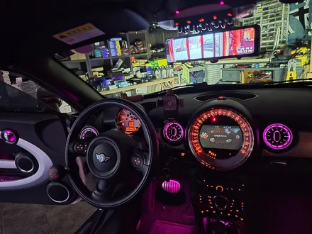 BMW 미니쿠퍼 R58 쿠페 브레이크등 오일교환과 함께 순정연동 풋등 송풍구 엠비언트 라이트 튜닝과 순정리모컨 수신거리연장등 차량을 갬성마력으로 무장시켜 드렸습니다.~~~^^ / 서울 도봉구