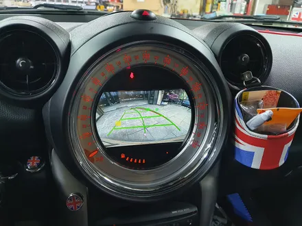 BMW 미니쿠퍼 R60 컨트리맨 순정 비부모니터 연동 후방카메라 장착과 전용 거치대 고뱃지 장착으로 차량에 편리함과 포인트를 주었습니다.~~~^^ / 서울 도봉구