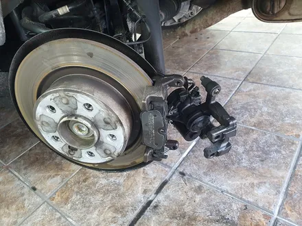 BMW 미니쿠퍼 F60 컨트리맨 수명이 다한 뒤 브래이크 패드를 신품으로 교환하여 컨디션을 회복시켜 드리고 고뱃지로 꾸며드렸습니다.~~~^^ / 서울 도봉구