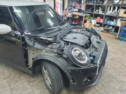 BMW 미니쿠퍼 3.5 세대 F55 주차중 아쉽게 파손된 본네트와 휀더부분을 모두 신품으로 교환하여 차량외관을 모두 살려드렸습니다.~~~^^ / 서울 도봉구