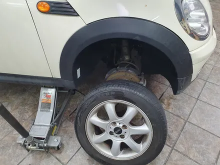 BMW 미니쿠퍼 2세대 R56 편리한 사이드미러 자동접이 락폴딩 모듈 장착과 함께 손상된 휠 하우스커버 교환 고휘도LED 실내등 순정리모컨 수신거리 연장으로 편리함을 더해드렸습니다 / 서울 도봉구