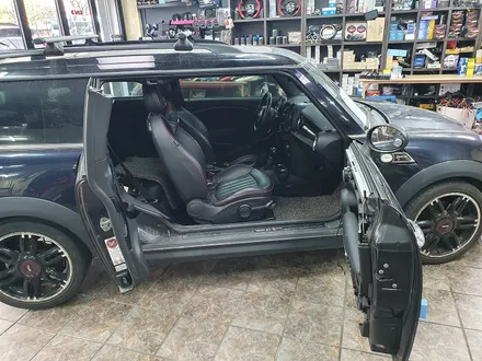 BMW 미니쿠퍼 R55 클럽맨 독일에서 파손된 윈도우유리 부품와서 장기입원 환자 퇴원준비중 입니다.~~~^^ / 서울 도봉구