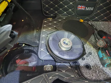 BMW 미니쿠퍼 F54 클럽맨 가져오신 순정 하만카돈 스피커를 교환하여 순정오디오 사운드를 업그레이드 시켜 드렸습니다.~~~~^^ / 서울 도봉구