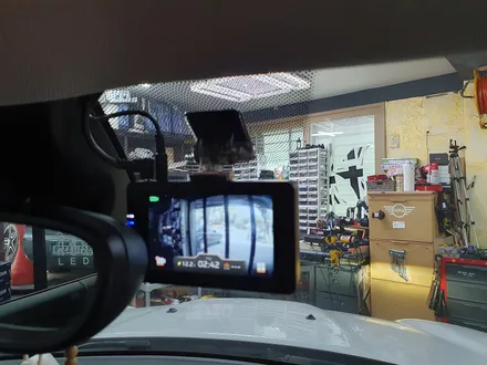BMW 미니쿠퍼 F60 컨트리맨 고장난 순정 블랙박스를 모두 탈거하고 가성비 좋은 파인뷰 블랙박스 장착으로 안심하고 영상녹화를 하실수 있습니다.~~~^^ / 서울 도봉구