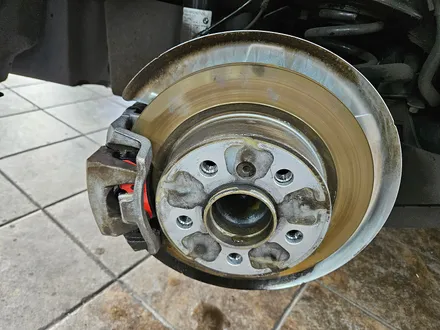 BMW 미니쿠퍼 F55 수명이 다한 브레이크 패드를 성능좋은 브렘보 패드로 교환하여 차량에 컨디션을 회복시켜 드렸습니다.^^ / 서울 도봉구