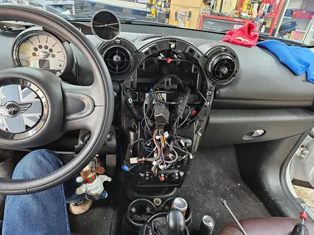 BMW 미니쿠퍼 R60 컨트리맨 가져오신 순정비부로 원상복귀해드리고 카플레이 추가로 편리함을 더해드렸으며 다른 컨트리맨에는 엔진오일을 교환하여 드렸습니다.~~~^^ / 서울 도봉구