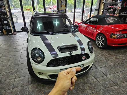 BMW 미니쿠퍼 R55 클럽맨 기존 고장나버린 인터페이스 제거후 신품으로 교환하여 후진시 후방카메라 기능을 살려드렸습니다.~~~^^ / 서울 도봉구