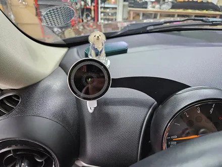 BMW 미니쿠퍼 R60 컨트리맨 장착되어 먹통이 되어버린 카플레이기능을 모두 살려드리고 사용하시던 맥세이프 핸드폰 거치대 장착으로 편리하게 스마트폰을 거치하실수 있습니다.~~~^^ / 서울 도봉구