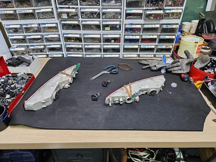 BMW 미니쿠퍼 F54 클럽맨 차량들에 고질병 브레이크등 경고등을 모두 말끔히 수리 해결해드리고 R58 쿠페 차주분이 가져오신 하이글로시 마감재를 모두 교환하여 말끔히.ㅎㅎ / 서울 도봉구