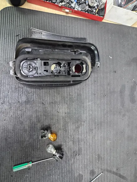 BMW 미니쿠퍼 R55 클럽맨 고질병 브레이크등 경고등 수리와 함께 헤드라이트 커넥터 단선을 모두 살려 드렸습니다.~~~^^ / 서울 도봉구