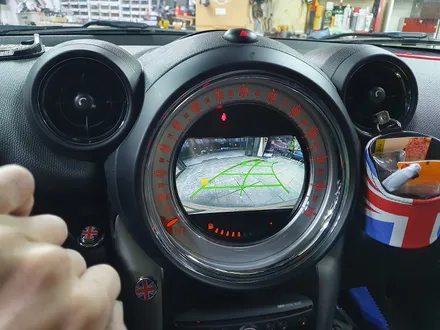 BMW 미니쿠퍼 R60 컨트리맨 순정 비부모니터 연동 후방카메라 장착과 전용 거치대 고뱃지 장착으로 차량에 편리함과 포인트를 주었습니다.~~~^^ / 서울 도봉구