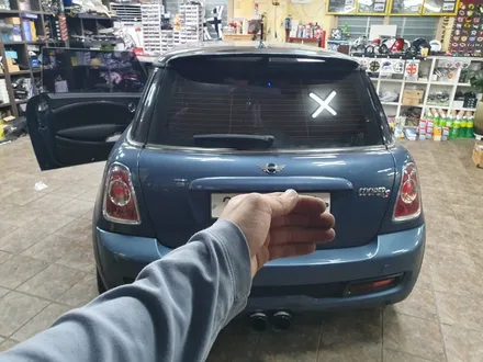 BMW 미니쿠퍼 2세대 R56 편리한 락폴딩 장착과 피에조 부져 장착으로 도어에 열림과 닫힘을 확인하실수 있습니다.~~~^^ / 서울 도봉구