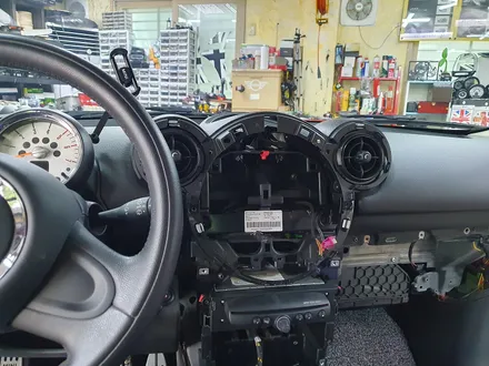 BMW 미니쿠퍼 R60 컨트리맨 순정 비부모니터 적화현상을 해결해드리고 후방카메라를 정상적으로 살려드렸습니다.~~~^^ / 서울 도봉구