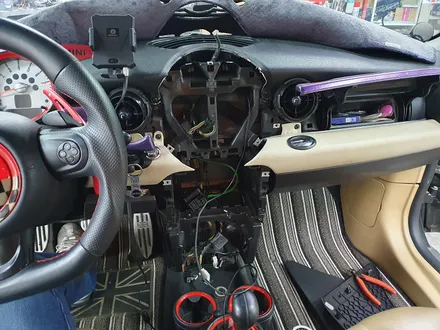 BMW 미니쿠퍼 R55 클럽맨 기존 고장난 사제비부를 모두 탈거하고 카플레이가 지원되는 비부로 교환하여 스트레스를 해방시켜 드렸습니다.~~~^^ / 서울 도봉구