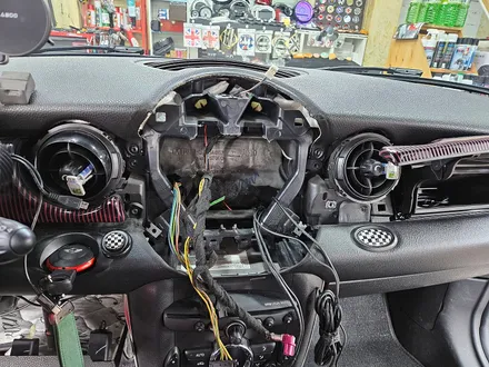 BMW 미니쿠퍼 R55 클럽맨 기존 고장나버린 인터페이스 제거후 신품으로 교환하여 후진시 후방카메라 기능을 살려드렸습니다.~~~^^ / 서울 도봉구