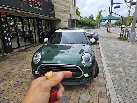 BMW 미니쿠퍼 F54 클럽맨 차량들에 고질병 브레이크등 경고등을 모두 말끔히 수리 해결해드리고 R58 쿠페 차주분이 가져오신 하이글로시 마감재를 모두 교환하여 말끔히.ㅎㅎ / 서울 도봉구