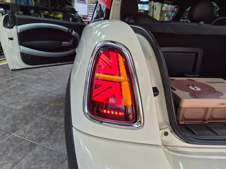 BMW 미니쿠퍼 R58 쿠페 주문하여 가져오신 미니전용 애프터 마켓 LED 데이라이트 라이트교환과 편의장치 락폴딩 유니언잭 테일램프 교환으로 차량에 스타일을 변신시켜 드리고 광명을 / 서울 도봉구