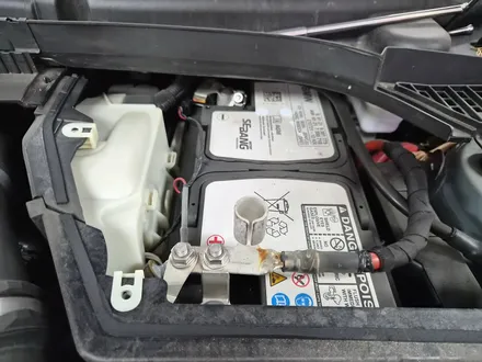 BMW 미니쿠퍼 F56 파손된 거치대 교환과 블랙박스 수명이 다한 배터리를 교환하여 차량에 컨디션을 살려드렸습니다.~~~^^ / 서울 도봉구
