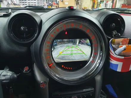 BMW 미니쿠퍼 R60 컨트리맨 순정 비부모니터 연동 후방카메라 장착과 전용 거치대 고뱃지 장착으로 차량에 편리함과 포인트를 주었습니다.~~~^^ / 서울 도봉구