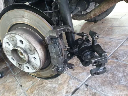 BMW 미니쿠퍼 F60 컨트리맨 수명이 다한 뒤 브래이크 패드를 신품으로 교환하여 컨디션을 회복시켜 드리고 고뱃지로 꾸며드렸습니다.~~~^^ / 서울 도봉구