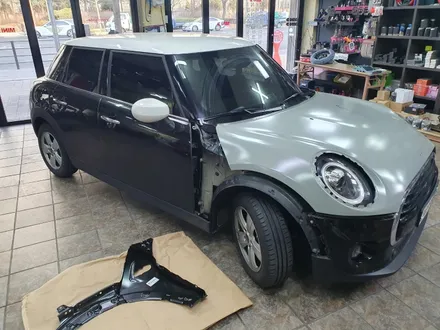 BMW 미니쿠퍼 3.5 세대 F55 주차중 아쉽게 파손된 본네트와 휀더부분을 모두 신품으로 교환하여 차량외관을 모두 살려드렸습니다.~~~^^ / 서울 도봉구