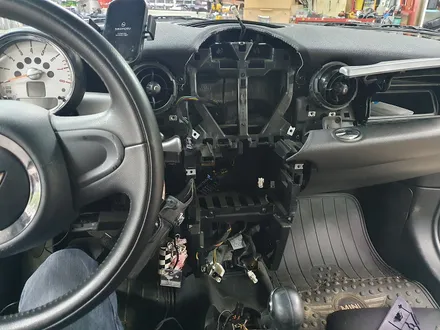 BMW 미니쿠퍼 2세대 R56 순정 비부모니터 이식후 카플레이 모듈 장착으로 차량이 더욱더 편리해집니다.~~~^^ / 서울 도봉구