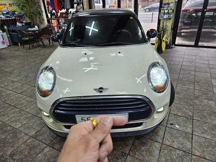 BMW 미니쿠퍼 3세대 F56 칙칙한 순정 황구 할로겐 라이트를 밝고 화사한 LED 벌브로 교환하여 차량에 스타일과 야간에 광명을 찾아드렸습니다.~~~^^ / 서울 도봉구