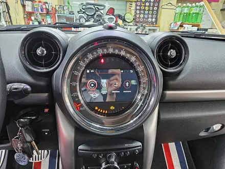 BMW 미니쿠퍼 R60 컨트리맨 장착되어 먹통이 되어버린 카플레이기능을 모두 살려드리고 사용하시던 맥세이프 핸드폰 거치대 장착으로 편리하게 스마트폰을 거치하실수 있습니다.~~~^^ / 서울 도봉구