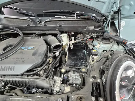BMW 미니쿠퍼 F56 파손된 거치대 교환과 블랙박스 수명이 다한 배터리를 교환하여 차량에 컨디션을 살려드렸습니다.~~~^^ / 서울 도봉구
