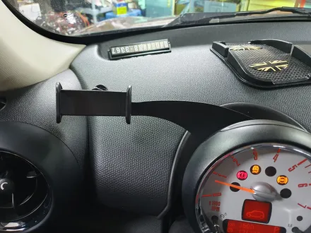 BMW 미니쿠퍼 R60 컨트리맨 순정 비부모니터 연동 후방카메라 장착과 전용 거치대 고뱃지 장착으로 차량에 편리함과 포인트를 주었습니다.~~~^^ / 서울 도봉구