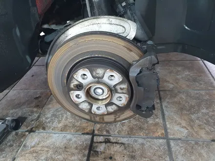 BMW 미니쿠퍼  3세대 F55 수명이 다한 소모품 브레이크 패드를 앞뒤 모두 신품으로 교환하여 차량에 컨디션을 회복시켜 드렸습니다.~~~^^ / 서울 도봉구