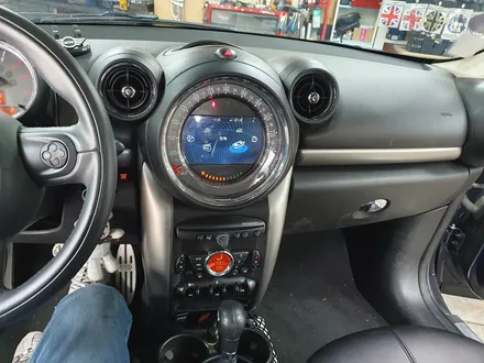 BMW 미니쿠퍼 R60 컨트리맨 순정모니터 적화현상을 모두 해결해드리고 고장난 순정 M BOX 탈거와 AUX노이즈제거 후방카메라 추가 장착으로 스트레스를 해방시켜 드렸습니다.~~~ / 서울 도봉구