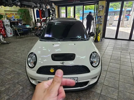 BMW 미니쿠퍼 2세대 R56 순정리모컨 배터리 교환 수신거리연장과 함께 다른 R56 미니쿠퍼에 본네트 케이블 수리와 함께 가져오신 블랙박스를 모두 장착하여 드렸습니다.~~~^^ / 서울 도봉구