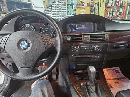 BMW 3시리즈 기존 불편했던 블루투스 모듈 장착으로 편리하게 음악과 통화를 하실수 있으며 RF 하이패스를 매립하여 고속도로 톨게이트를 편리하게 통과 하실수 있습니다.~~~^^ / 서울 도봉구