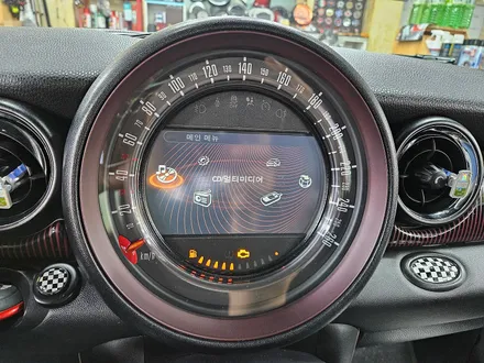 BMW 미니쿠퍼 R55 클럽맨 기존 고장나버린 인터페이스 제거후 신품으로 교환하여 후진시 후방카메라 기능을 살려드렸습니다.~~~^^ / 서울 도봉구