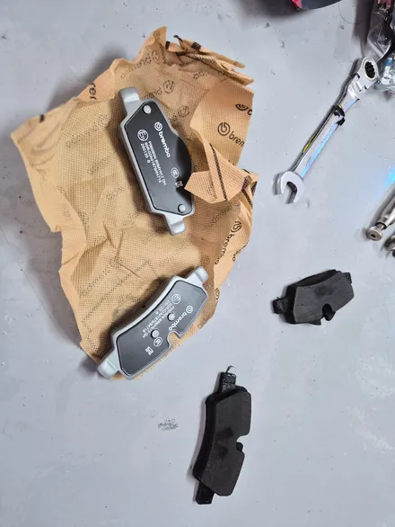 BMW 미니쿠퍼 F55 수명이 다한 브레이크 패드를 브렘보 패드로 교환하여 경고등과 제동력을 다시 살려드렸습니다.~~~^^ / 서울 도봉구