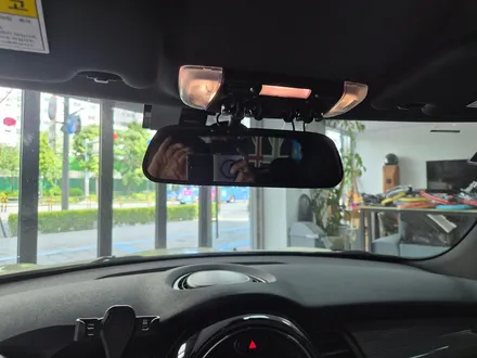 BMW 미니쿠퍼 F56 편리한 룸미러 후방카메라 장착과 함께 가져오신 블랙박스 및 미니전용 거치대를 장착하여 편리함을 더해드렸습니다.~~~^^ / 서울 도봉구
