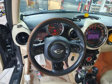 BMW 미니쿠퍼 2세대 R56 어떻게 구하셨는지 가져오신 구하기 힘든 굿우드 핸들로 모두 교환하여 드렸습니다.~~~^^ / 서울 도봉구