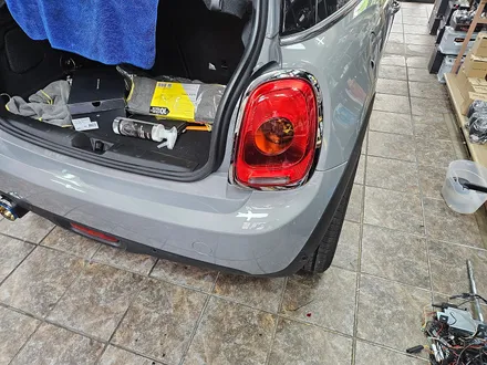 BMW  미니쿠퍼 F56 주차중 파손된 뒤 범퍼와 테일램프등 모두 신품으로 말끔히 수리하여 스트레스에서 해방시켜 드렸습니다.~~~^^ / 서울 도봉구