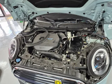 BMW 미니쿠퍼 F56 파손된 거치대 교환과 블랙박스 수명이 다한 배터리를 교환하여 차량에 컨디션을 살려드렸습니다.~~~^^ / 서울 도봉구