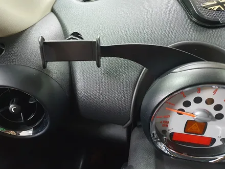 BMW 미니쿠퍼 R60 컨트리맨 순정 비부모니터 연동 후방카메라 장착과 전용 거치대 고뱃지 장착으로 차량에 편리함과 포인트를 주었습니다.~~~^^ / 서울 도봉구