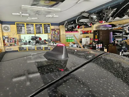 BMW 미니쿠퍼 F55 세차시 문제되는 루프 안테나를 순정정품 LED 샤크안테나로 교환하여 드렸습니다.~~~~~~^^ / 서울 도봉구