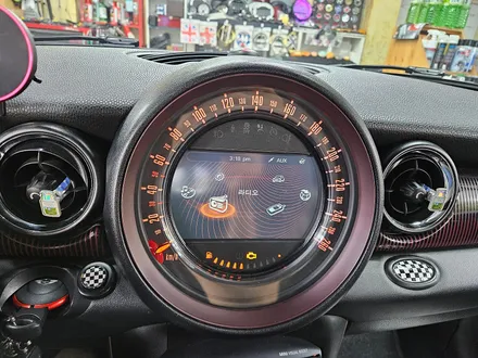 BMW 미니쿠퍼 R55 클럽맨 기존 고장나버린 인터페이스 제거후 신품으로 교환하여 후진시 후방카메라 기능을 살려드렸습니다.~~~^^ / 서울 도봉구