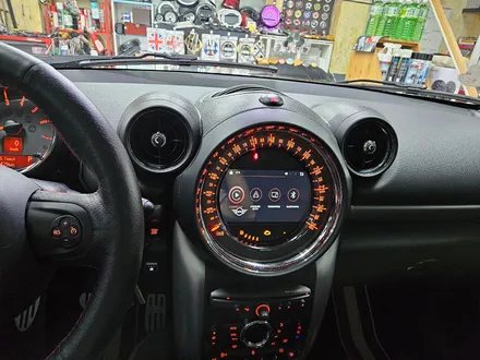 BMW 미니쿠퍼 R60 컨트리맨 장착되어 먹통이 되어버린 카플레이기능을 모두 살려드리고 사용하시던 맥세이프 핸드폰 거치대 장착으로 편리하게 스마트폰을 거치하실수 있습니다.~~~^^ / 서울 도봉구