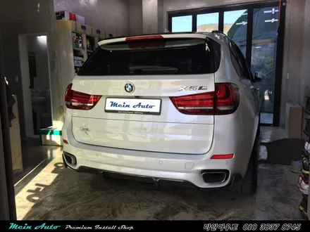 차량용 뒷좌석 모니터도 품격을 따져보세요   BMW X5(F15) 프리미엄 후석(리어) 모니터 큐슬림 장착 / 경남 창원