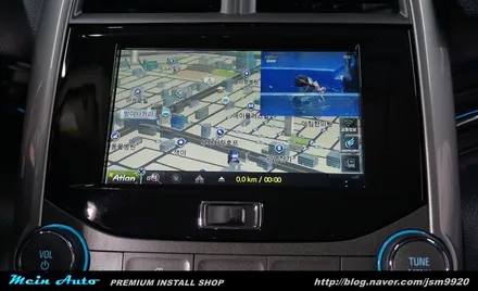 아틀란 3D 네비  매립과 스마트폰 미러링 장착으로 스마트한 드라이빙이 가능해진 쉐보레 말리부 / 경남 창원