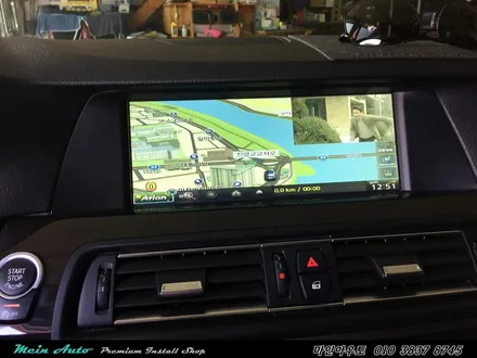 편리하고 안전한 길 안내를 위한 BMW 520d(F10) 아틀란 3D 터치 네비게이션 매립과 순정 HUD 연동하기 / 경남 창원